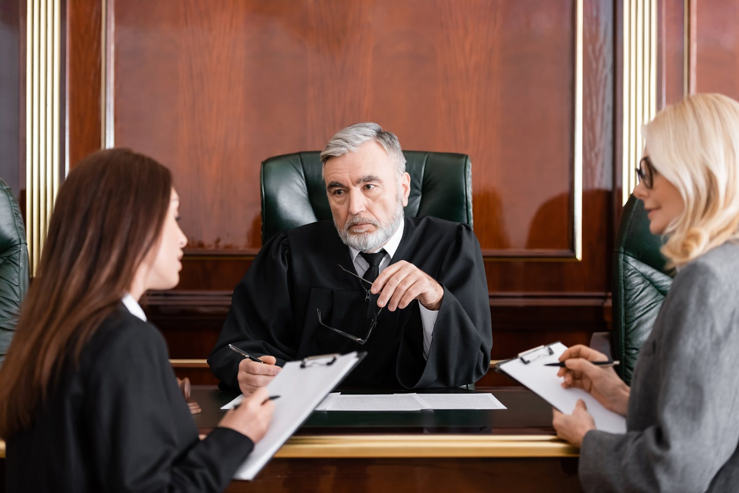 lawyers-discussing-img