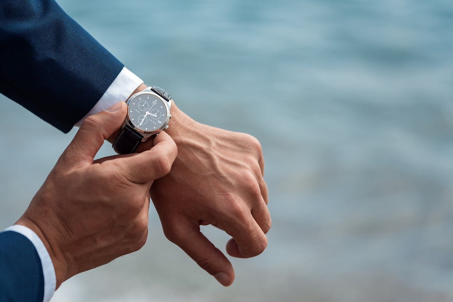man-watching-time-img